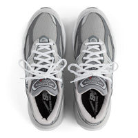 Men's New Balance Footwear in Black/ White. Sku: M990GL6-4E