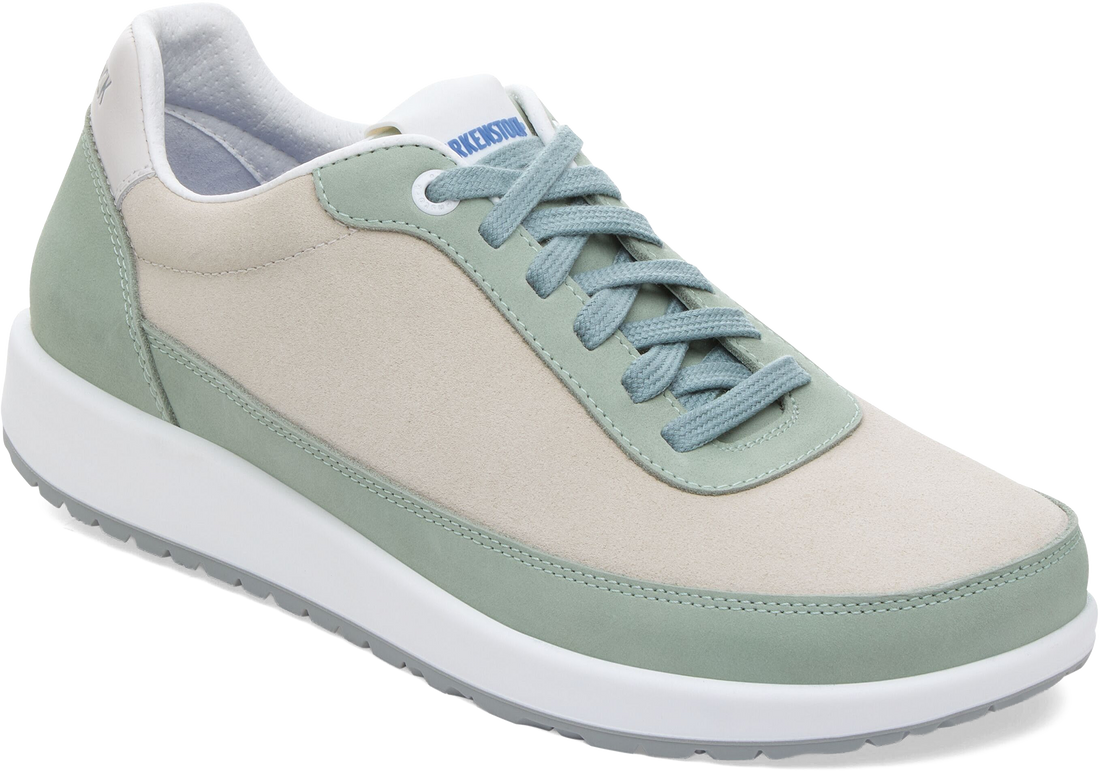 Quarter turn view Women&